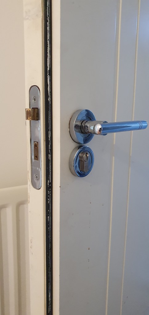 Masterkey locksmith, Door locks, euro cylinder, mortice locks, rim cylinder, yale, handles, uPVC multipoint locks