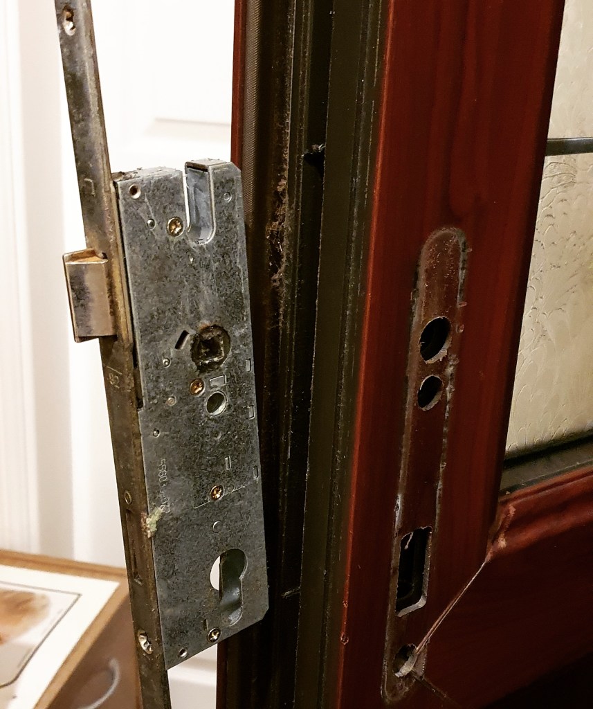 Masterkey locksmith, Door locks, euro cylinder, mortice locks, rim cylinder, yale, handles, uPVC multipoint locks